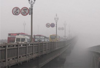 大雾锁机场 中国数万人路途中过除夕