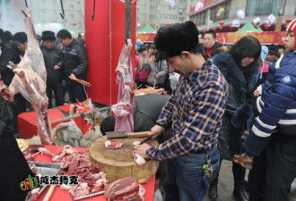 沈阳春节庙会烧烤贩 当街杀羊扒羊皮