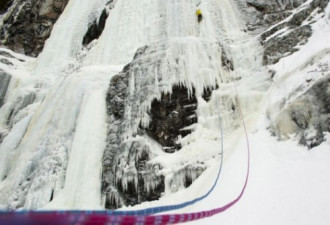 加国摄影师全记录：挑战者攀爬冰瀑布