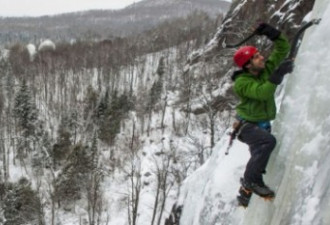 加国摄影师全记录：挑战者攀爬冰瀑布