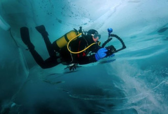 摄影师冒极寒潜水拍世界最大湖下冰窟