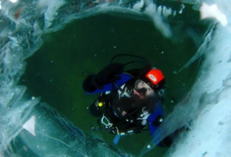 摄影师冒极寒潜水拍世界最大湖下冰窟
