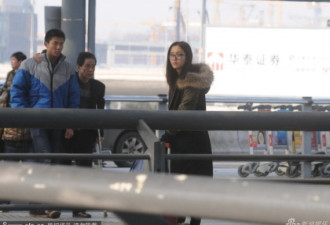 佟丽娅素颜现机场 却被接机车辆放鸽子