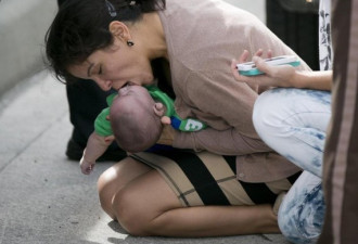女子公路边抢救婴儿 照片传遍全世界
