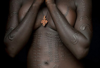 恐怖的非洲部落土著纹身 追求伤痕美