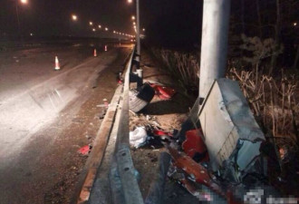 法拉利撞北京机场高速护栏解体 1死2伤