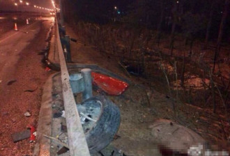 法拉利撞北京机场高速护栏解体 1死2伤