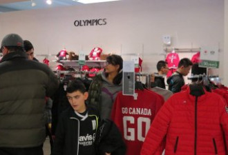 冰球夺得金牌 冬奥纪念商品华人也疯抢