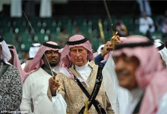 英查尔斯王子访沙特 持弯刀跳传统舞