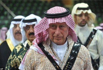 英查尔斯王子访沙特 持弯刀跳传统舞