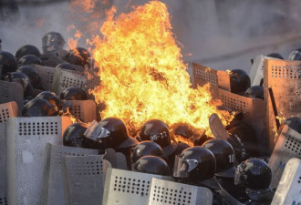 乌克兰暴力冲突已25人死 警包围示威者