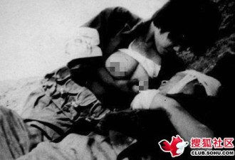 对越自卫反击战照片 女兵为伤员喂奶