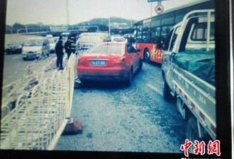 福州公交司机突发脑梗 撞护栏11车受损