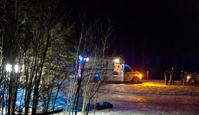 圖為警方26日在尋獲女大學生桑德斯遺體的橫貫公路中間的樹林內勘查。(加通社) 圖為警方26日在尋獲女大學生桑德斯遺體的橫貫公路中間的樹林內勘查。(加通社)