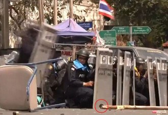 惊：泰国防暴警察踢手榴弹 腿被炸飞