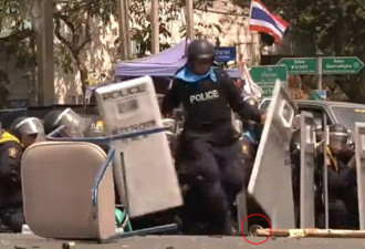 惊：泰国防暴警察踢手榴弹 腿被炸飞