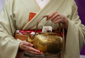 日本京都的梅花祭 艺妓奉茶招待游客