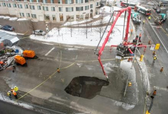 图：渥太华市中心惊现8米宽巨型路坑