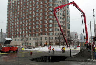 图：渥太华市中心惊现8米宽巨型路坑