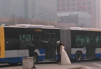 北京新人头戴防毒面具 拍另类婚纱照