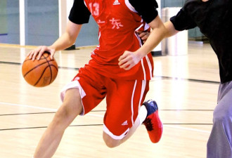 17岁篮球小将惊呆美国教练 臂展2.18米