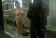 上海地铁车厢内惊现裸女 当众剥清光