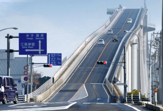 日本江岛大桥因过于陡峭 成旅游新热点