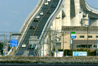 日本江岛大桥因过于陡峭 成旅游新热点