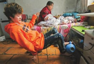 残疾女孩用双脚做饭照顾失明母亲6年