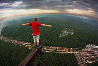 俄国少年徒手攀高 百米高空泰然自若