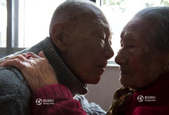 实拍：上海百岁夫妻 携手走过80春秋
