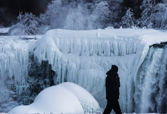加拿大严寒 让尼亚加拉瀑布冻成这样