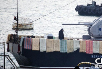 乌克兰舰艇被困 水手晾被子阻俄夺船