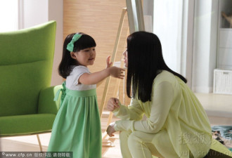 Angela拍广告似娃娃 与妈妈李湘玩亲亲