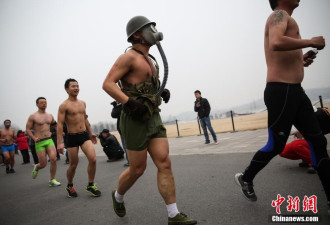 北京雾霾三天 还有人玩命“光猪跑”