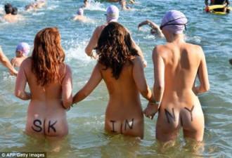 悉尼慈善裸泳活动 辣妹裸臀写字参与