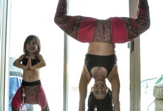 辣妈与女儿同练瑜伽 温馨场面引人追捧