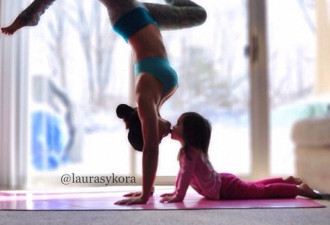 辣妈与女儿同练瑜伽 温馨场面引人追捧