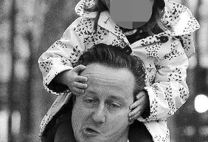 实拍：英国首相卡梅伦送女儿上托儿所