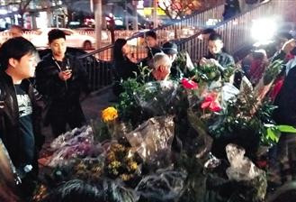 北京老人卖花为子筹手术费 网友抢购