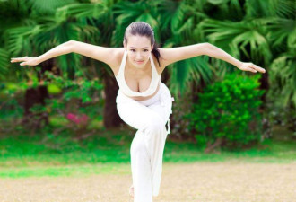 亚洲最美瑜伽教练秀美胸 当众提拉胸垫