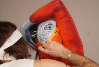 意大利艺术家模特变鹦鹉 肉眼难辨真伪