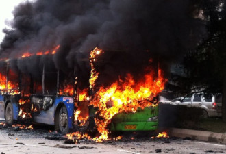贵阳公交车起火爆炸 已致5人死32人伤
