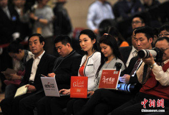 美女记者两会上过妇女节 清新靓丽抢镜