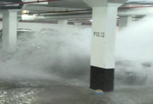 士嘉堡柏文停车场爆水管多部汽车被淹