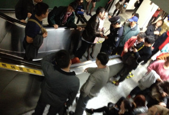 上海地铁电梯突然逆行 多人滚落受伤