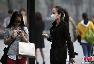 北京气温升雾霾持续 街头上演清凉秀