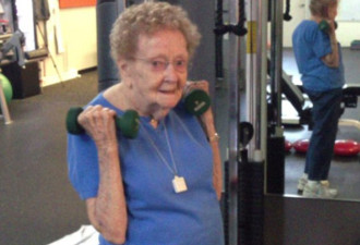 美97岁驼背奶奶健身房深蹲 大获追捧