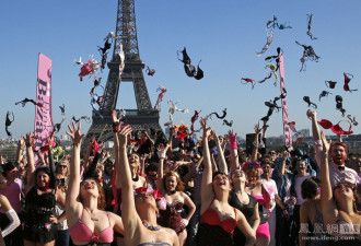 巴黎数十名女子在埃菲尔铁塔前抛胸罩