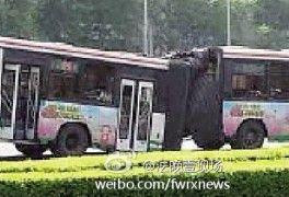 北京公交车转弯时拦腰折断 车身触地